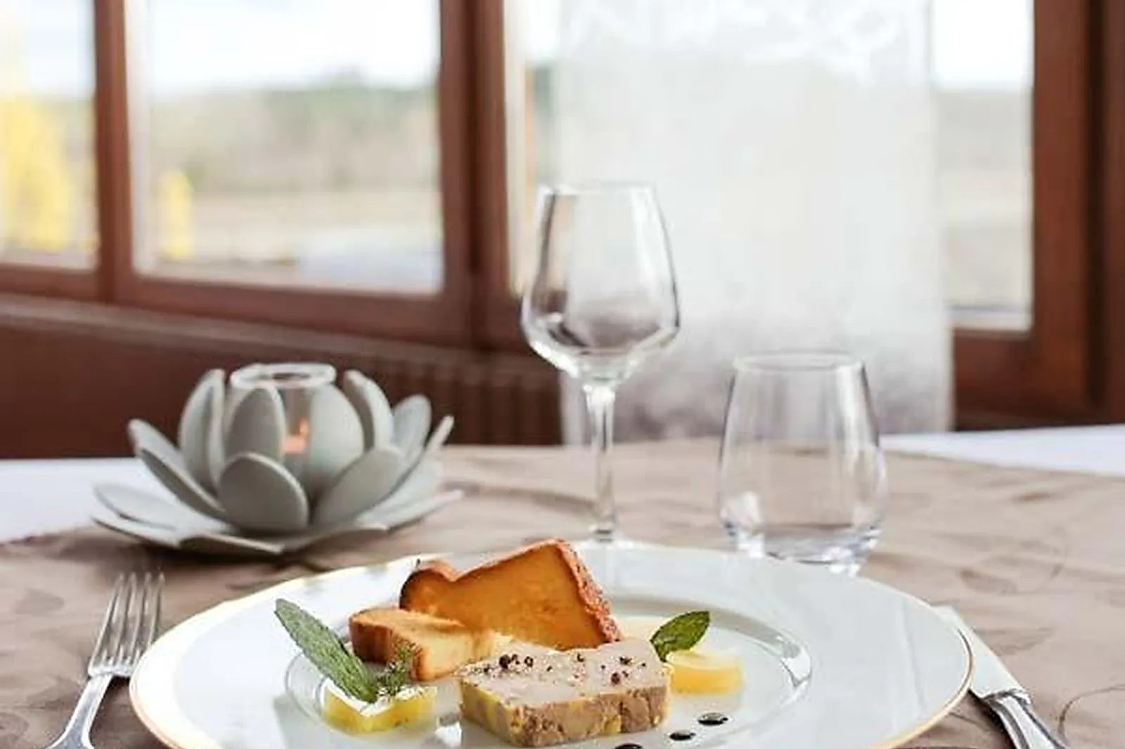 Cafés et Restaurants, RESTAURANTS - AHUN (CREUSE) : LE VIADUC