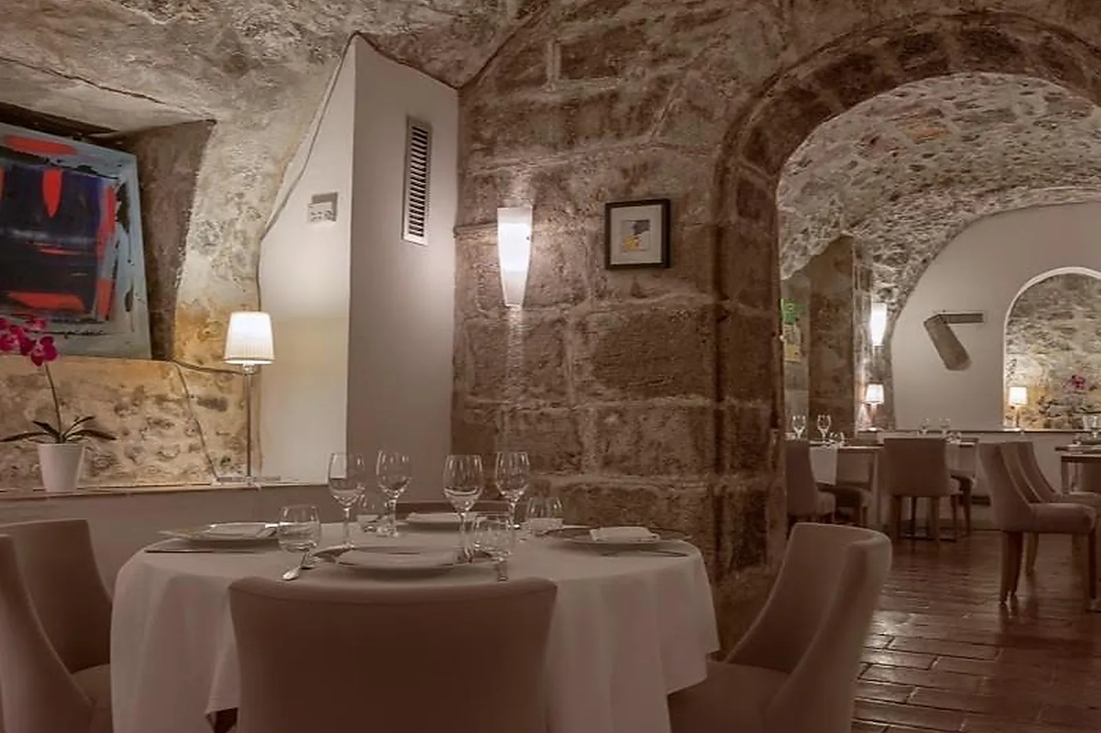 Cafés et Restaurants, RESTAURANTS - AIX-EN-PROVENCE (BOUCHES-DU-RHÔNE) : LES CAVES HENRI IV BY LE FORMAL