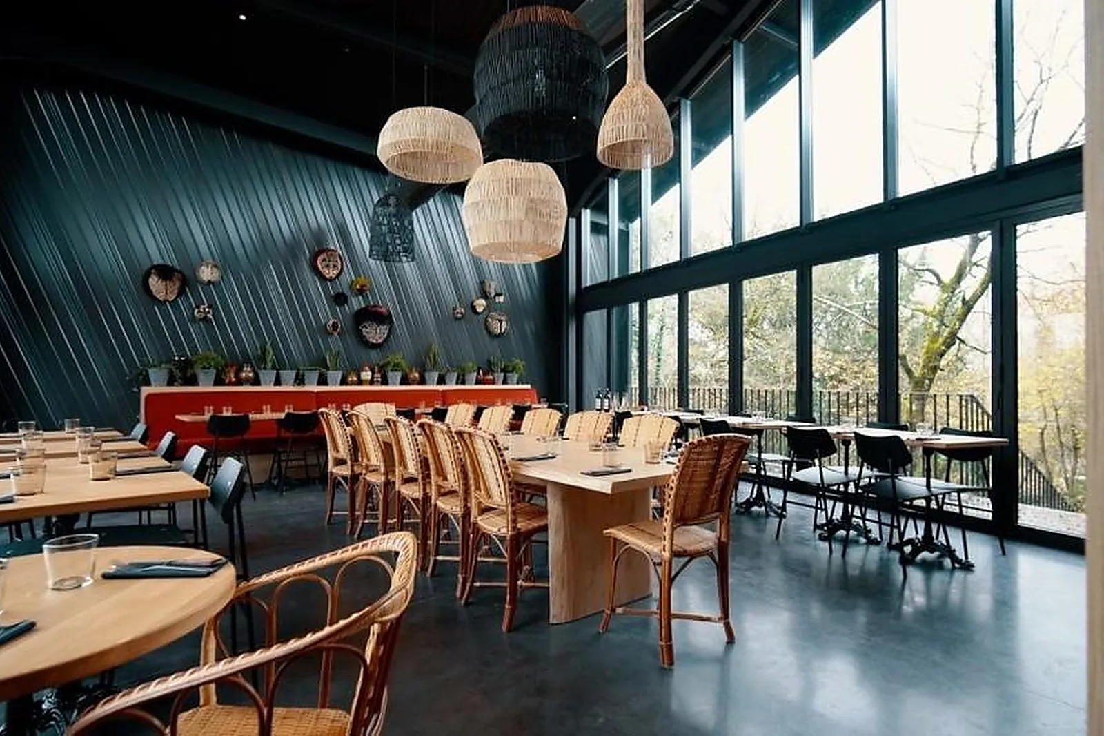 Cafés et Restaurants, RESTAURANTS - ANGOULEME (CHARENTE) : LES SOURCES DE FONTBELLE