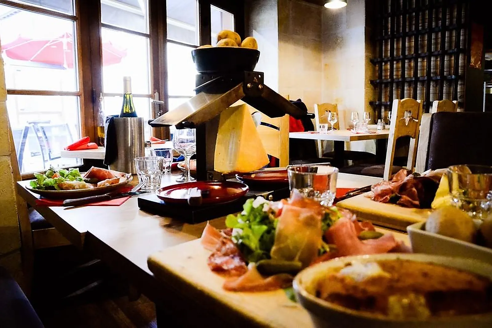 Cafés et Restaurants, RESTAURANTS - ANNECY (HAUTE-SAVOIE) : LA SALLE DES GARDES