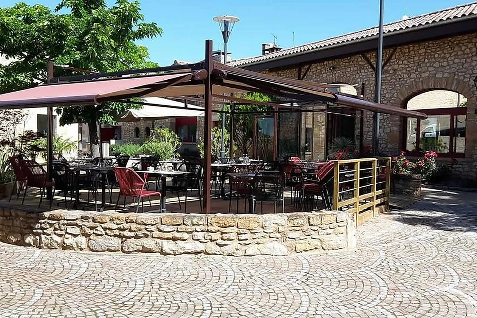 Cafés et Restaurants, RESTAURANTS - ARNAS (RHÔNE) : LES SARMENTS