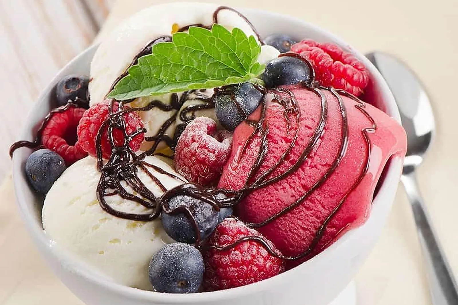 Cafés et Restaurants, RESTAURANTS - ARNAS (RHÔNE) : LES SARMENTS