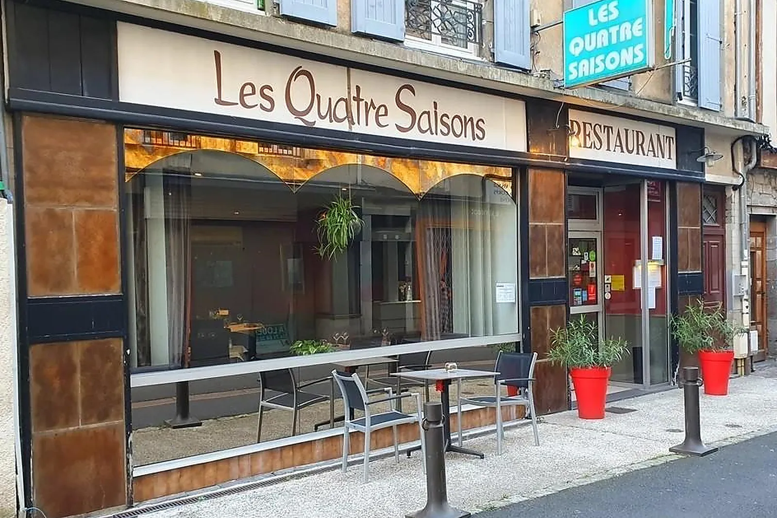Cafés et Restaurants, RESTAURANTS - AURILLAC (CANTAL) : LES QUATRES SAISONS