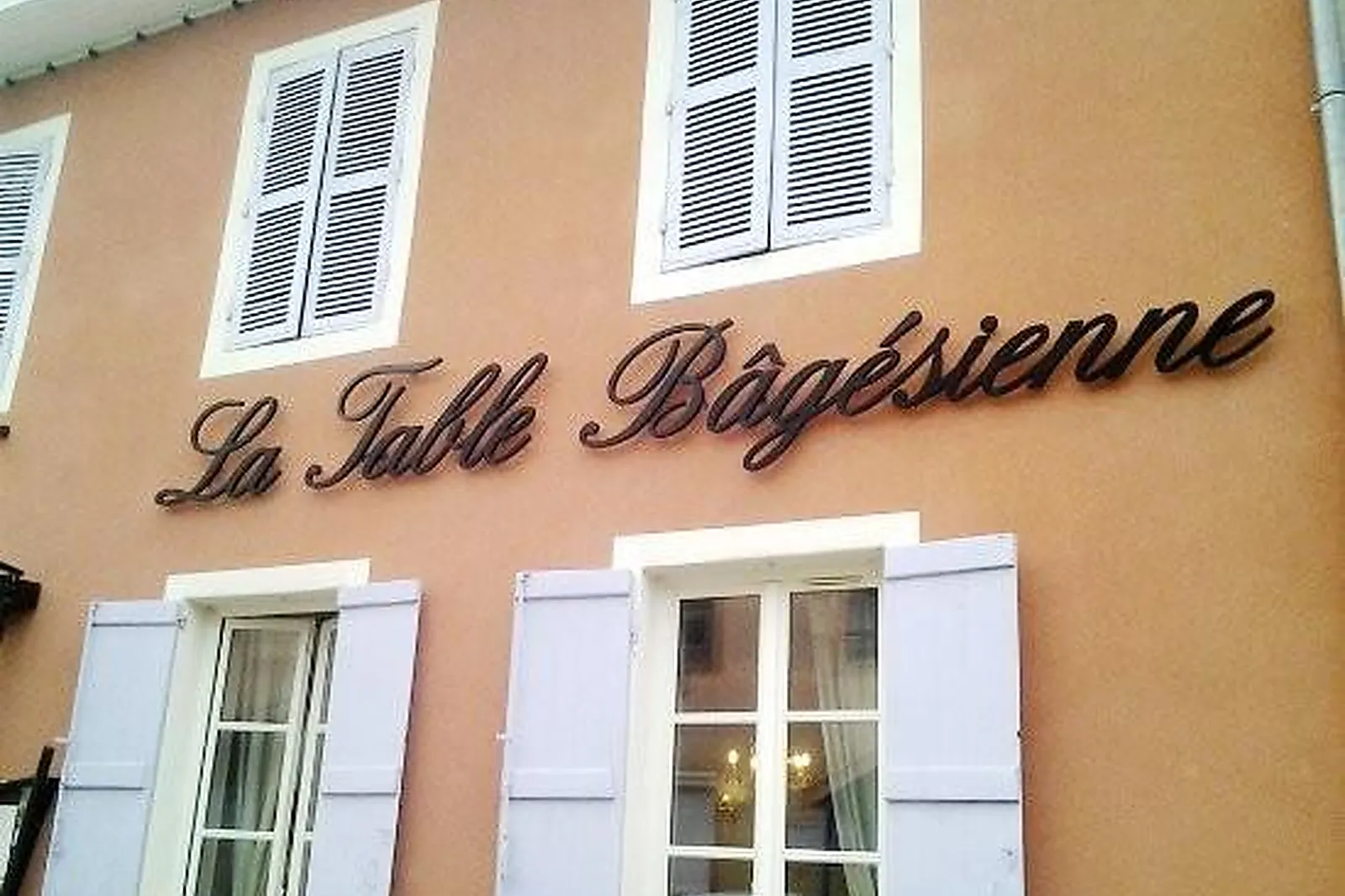 Cafés et Restaurants, RESTAURANTS - BAGE-LE-CHATEL (AIN) : LA TABLE BAGÉSIENNE