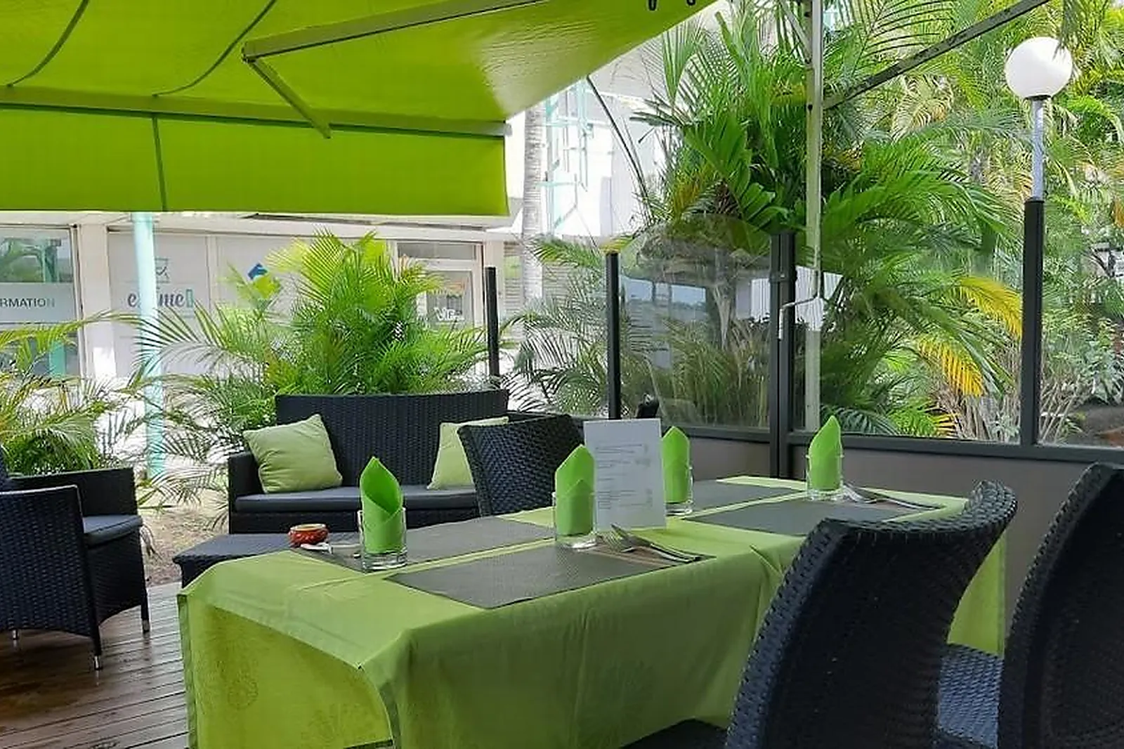 Cafés et Restaurants, RESTAURANTS - BAIE-MAHAULT (GUADELOUPE) : MIDI JARDIN