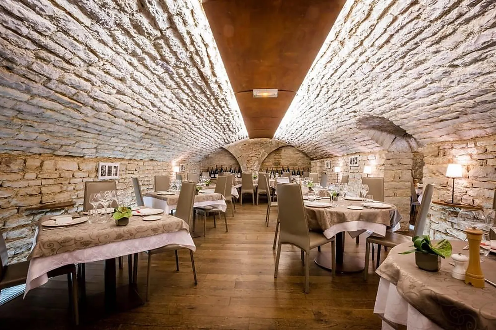 Cafés et Restaurants, RESTAURANTS - BEAUNE (CÔTE-DL&RSQUO;OR) : CAVEAU DES ARCHES