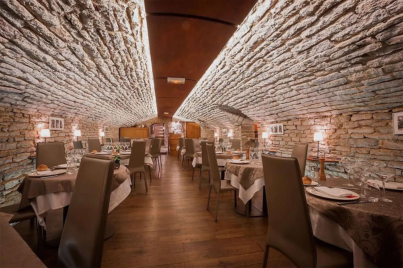 Cafés et Restaurants, RESTAURANTS - BEAUNE (CÔTE-DL&RSQUO;OR) : CAVEAU DES ARCHES