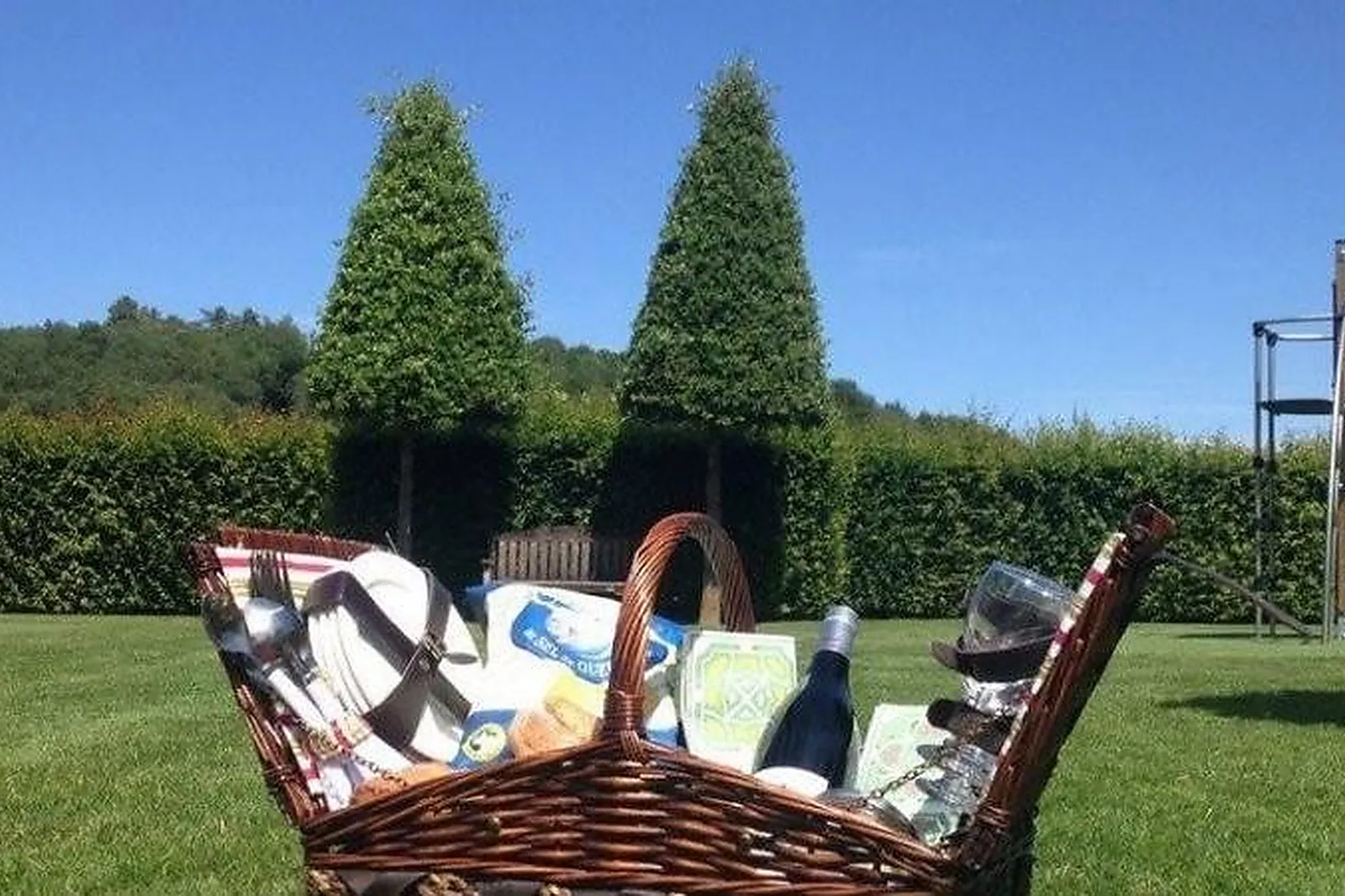 Cafés et Restaurants, RESTAURANTS - BERTHENAY (INDRE-ET-LOIRE) : EMMAGINE LE BOUT DU MONDE