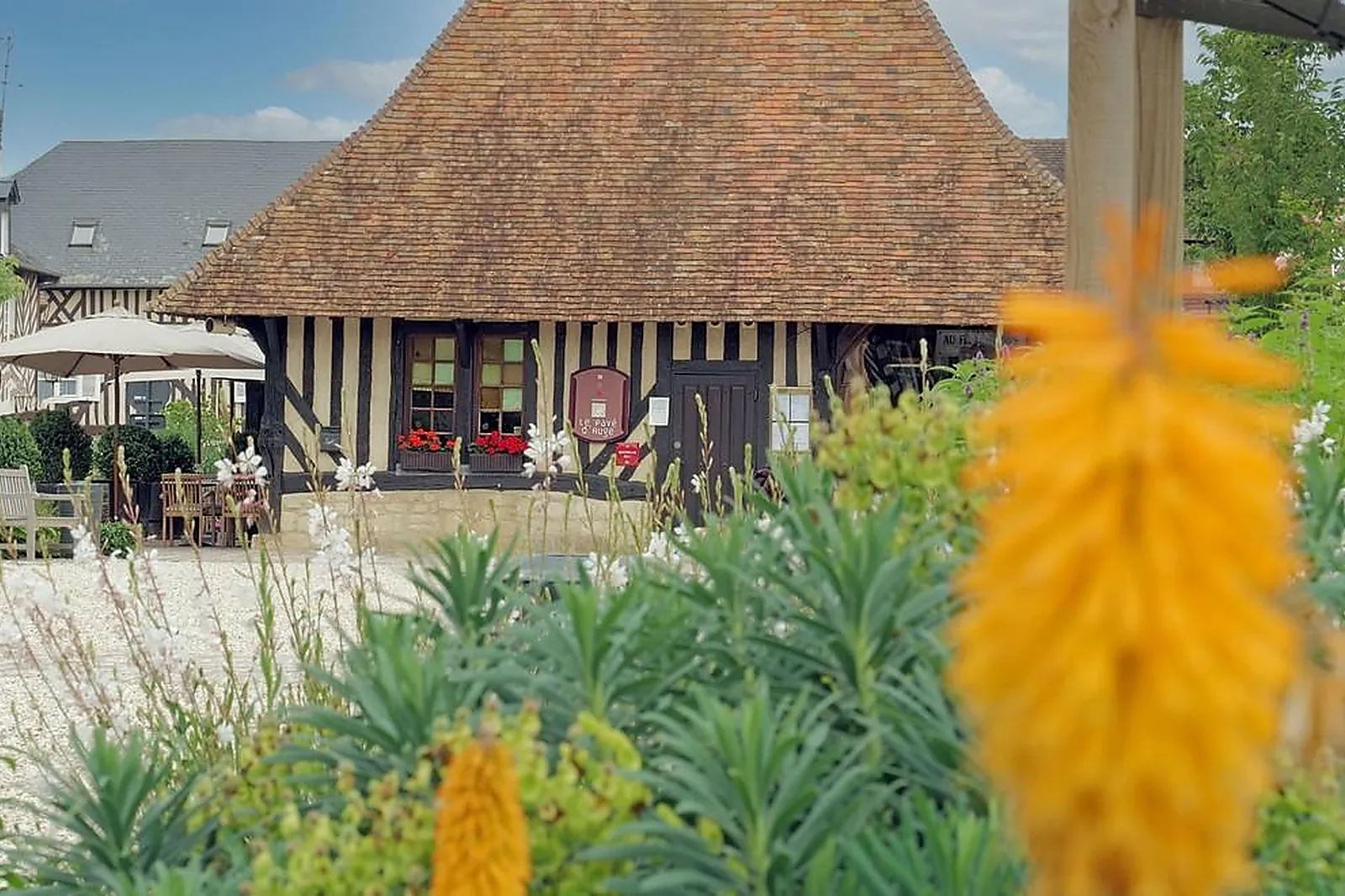 Cafés et Restaurants, RESTAURANTS - BEUVRON-EN-AUGE (CALVADOS) : PAVÉ DL&RSQUO;AUGE