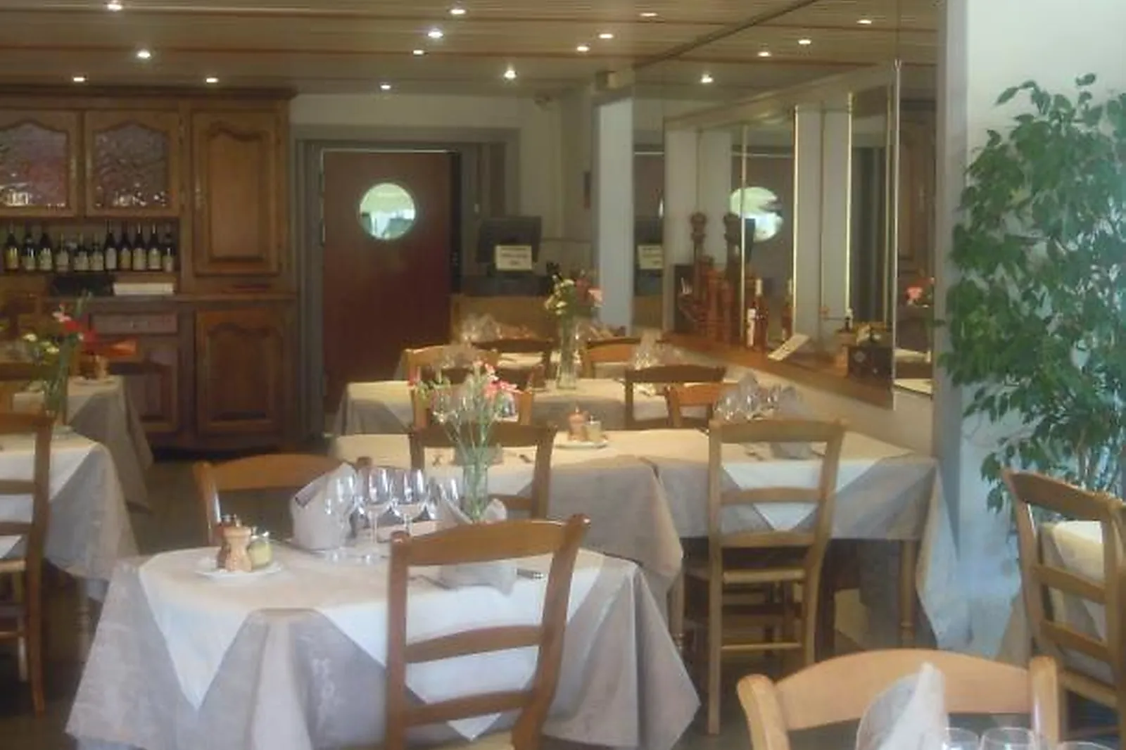 Cafés et Restaurants, RESTAURANTS - BLETTERANS (JURA) : RESTAURANT DE LA CLOCHE