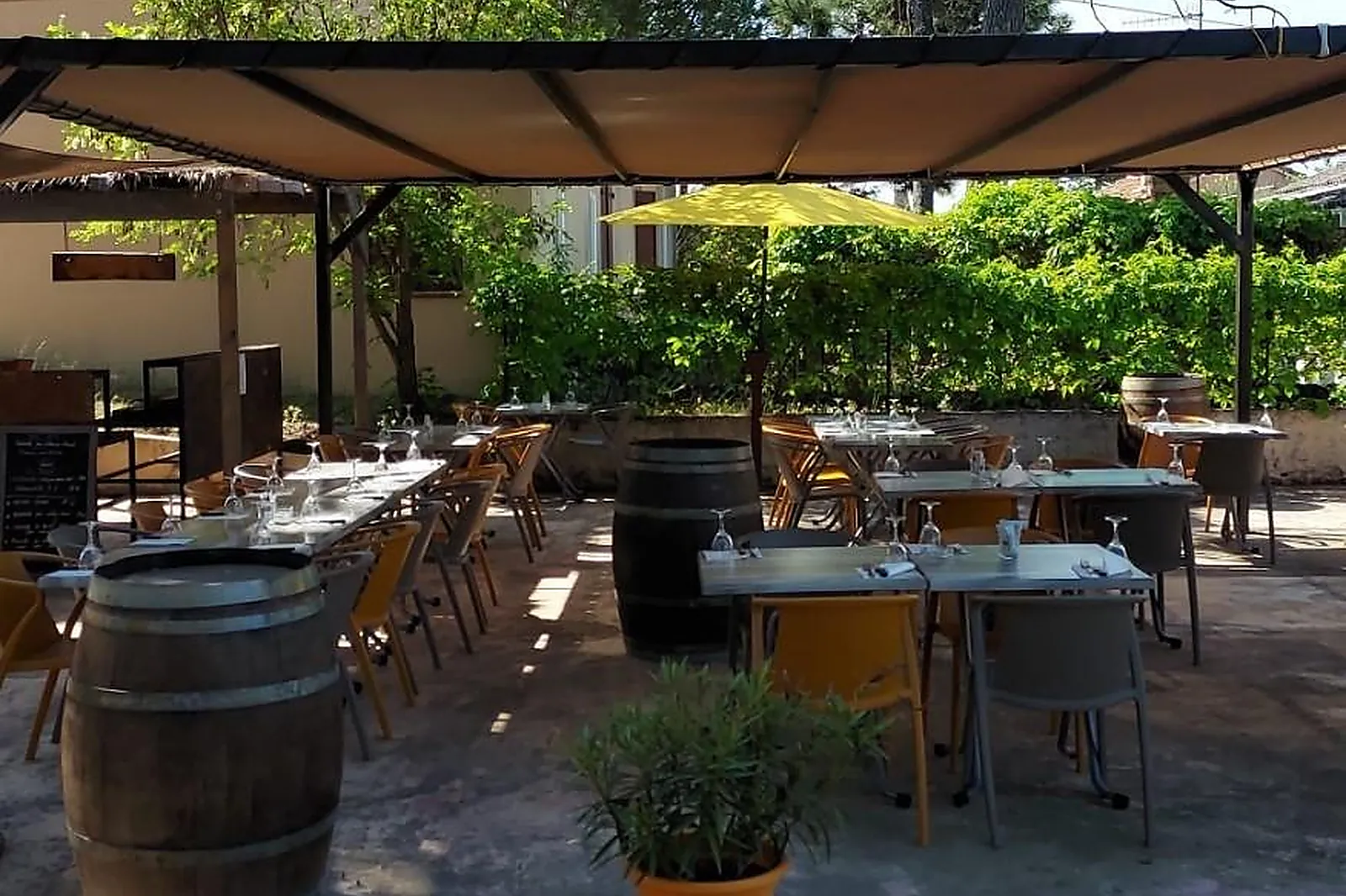 Cafés et Restaurants, RESTAURANTS - BOLLENE (VAUCLUSE) : RESTAURANT LES PINS