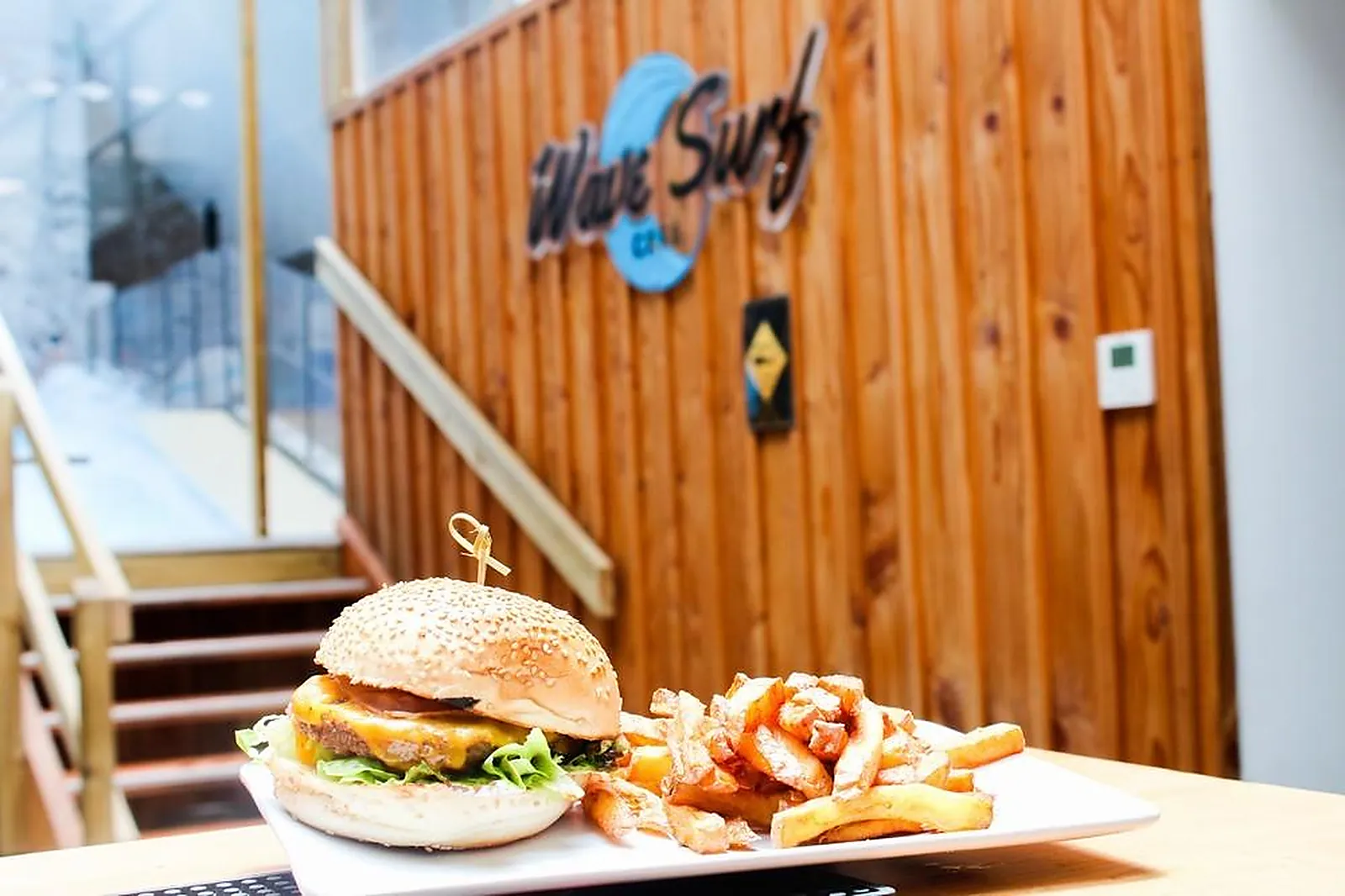 Cafés et Restaurants, RESTAURANTS - BORDEAUX (GIRONDE) : WAVE SURF CAFÉ BORDEAUX