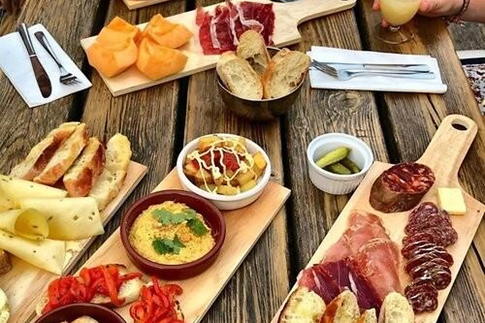 Cafés et Restaurants, RESTAURANTS - BOUC-BEL-AIR (BOUCHES-DU-RHÔNE) : LE 19