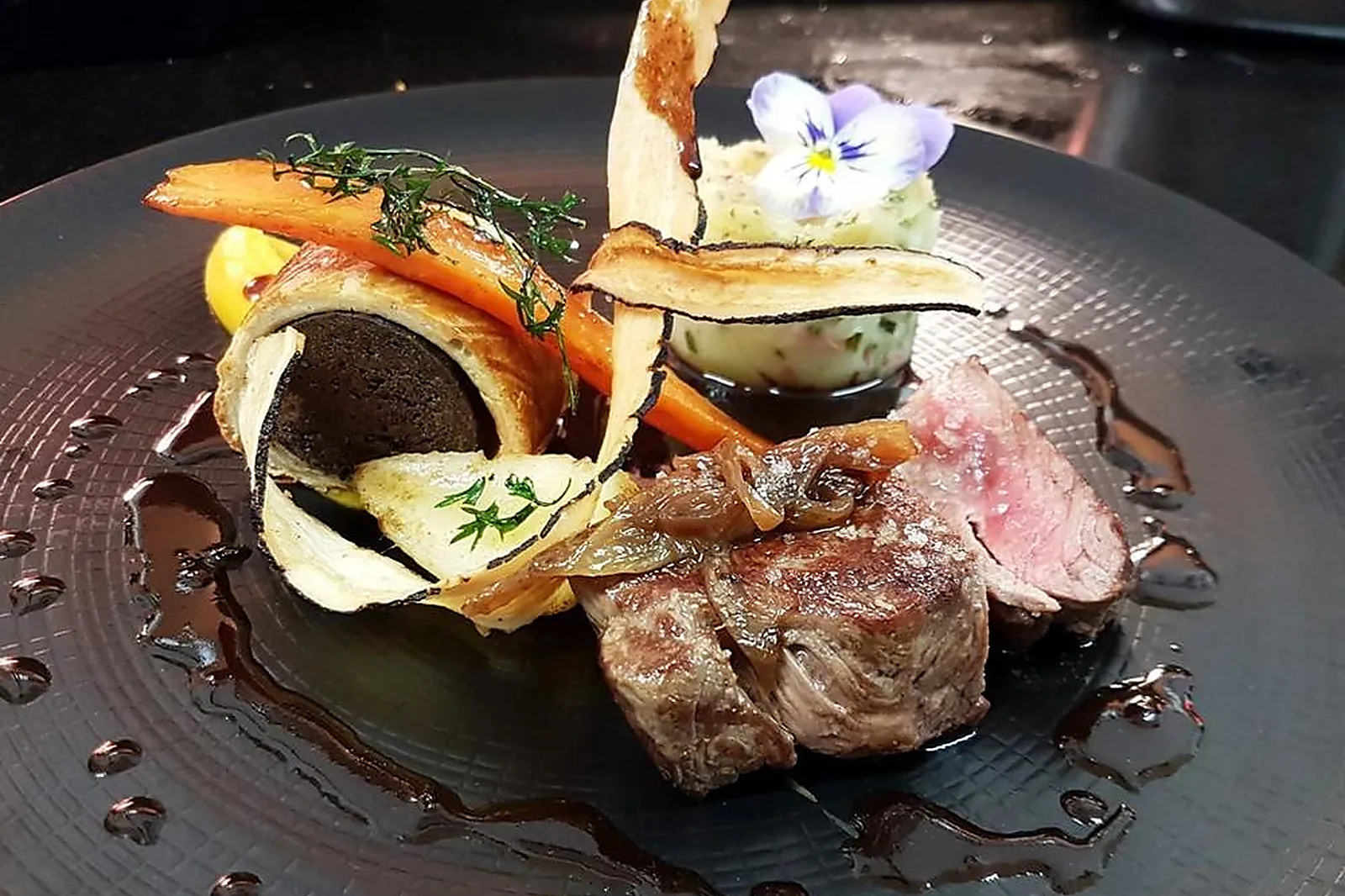 Cafés et Restaurants, RESTAURANTS - BRIVE-LA-GAILLARDE (CORRÈZE) : EN CUISINE