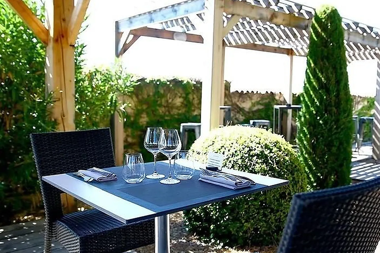 Cafés et Restaurants, RESTAURANTS - CAIRANNE (VAUCLUSE) : CÔTEAUX ET FOURCHETTES