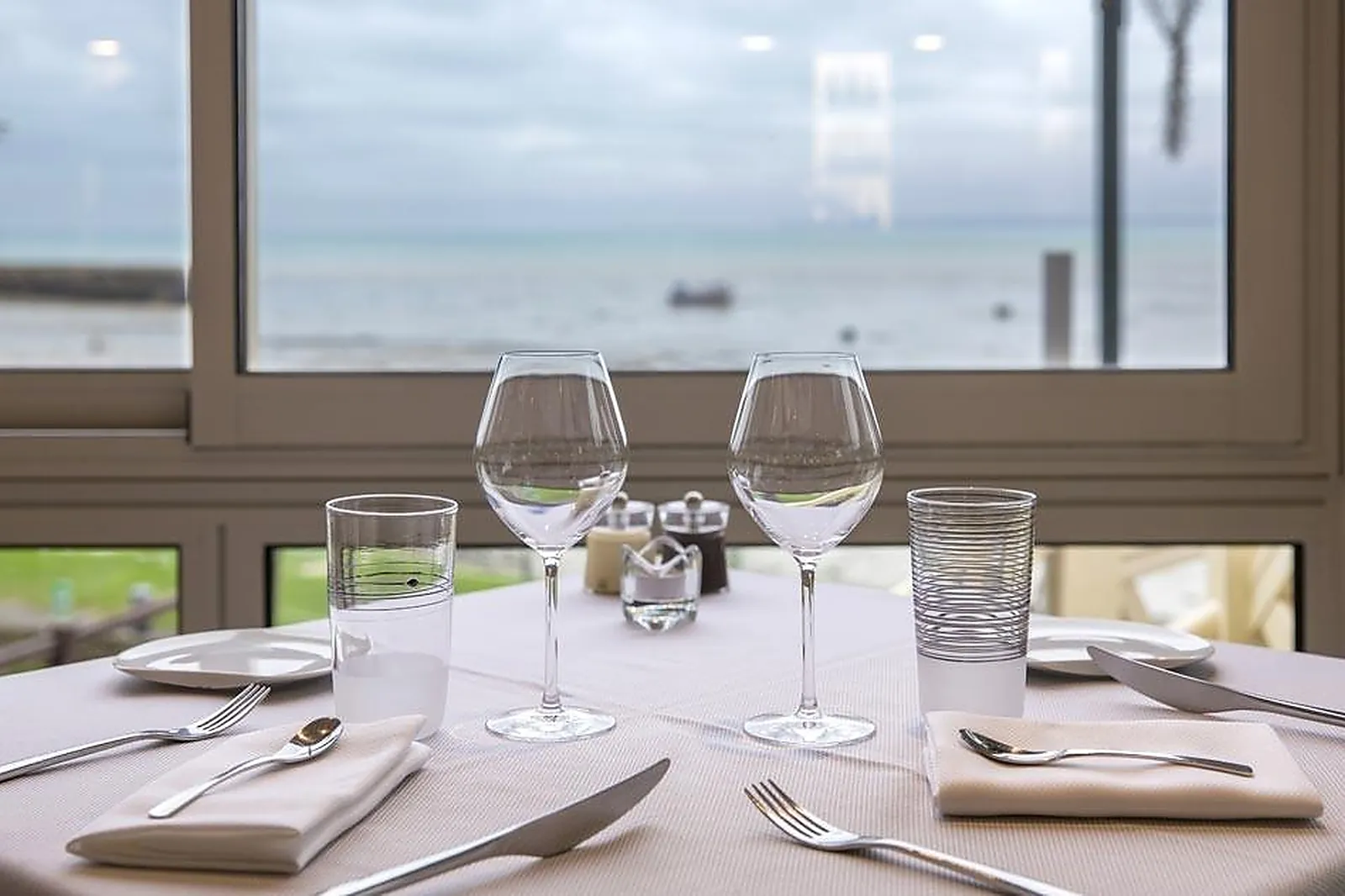 Cafés et Restaurants, RESTAURANTS - CANCALE (ILLE-ET-VILAINE) : CÔTÉ MER