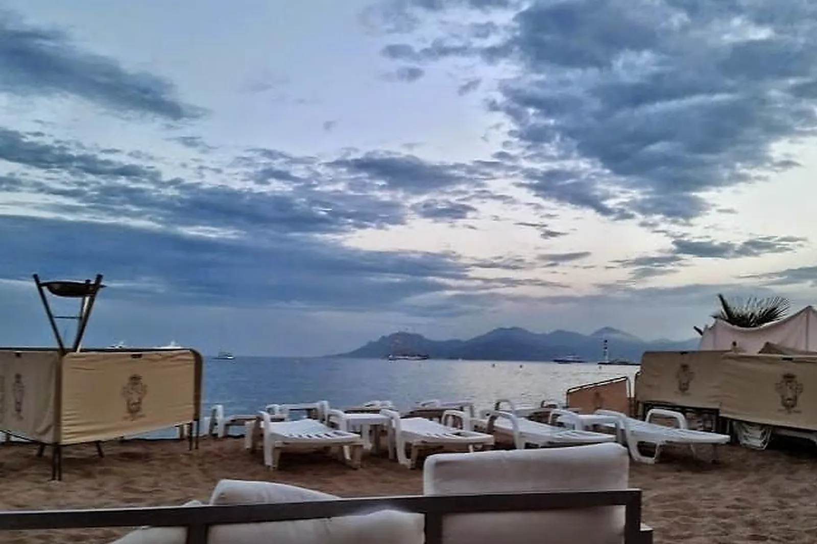 Cafés et Restaurants, RESTAURANTS - CANNES (ALPES-MARITIMES) : ANNEX BEACH