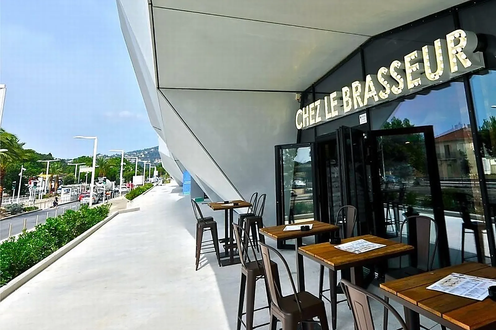 Cafés et Restaurants, RESTAURANTS - CANNES (ALPES-MARITIMES) : CHEZ LE BRASSEUR CANNES