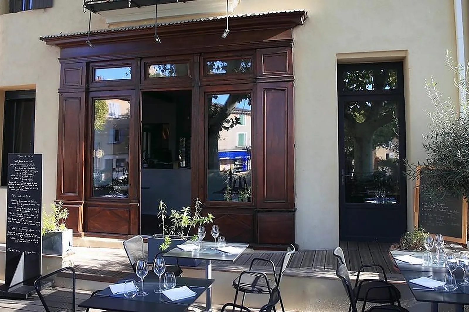 Cafés et Restaurants, RESTAURANTS - CAROMB (VAUCLUSE) : LE 6 À TABLE