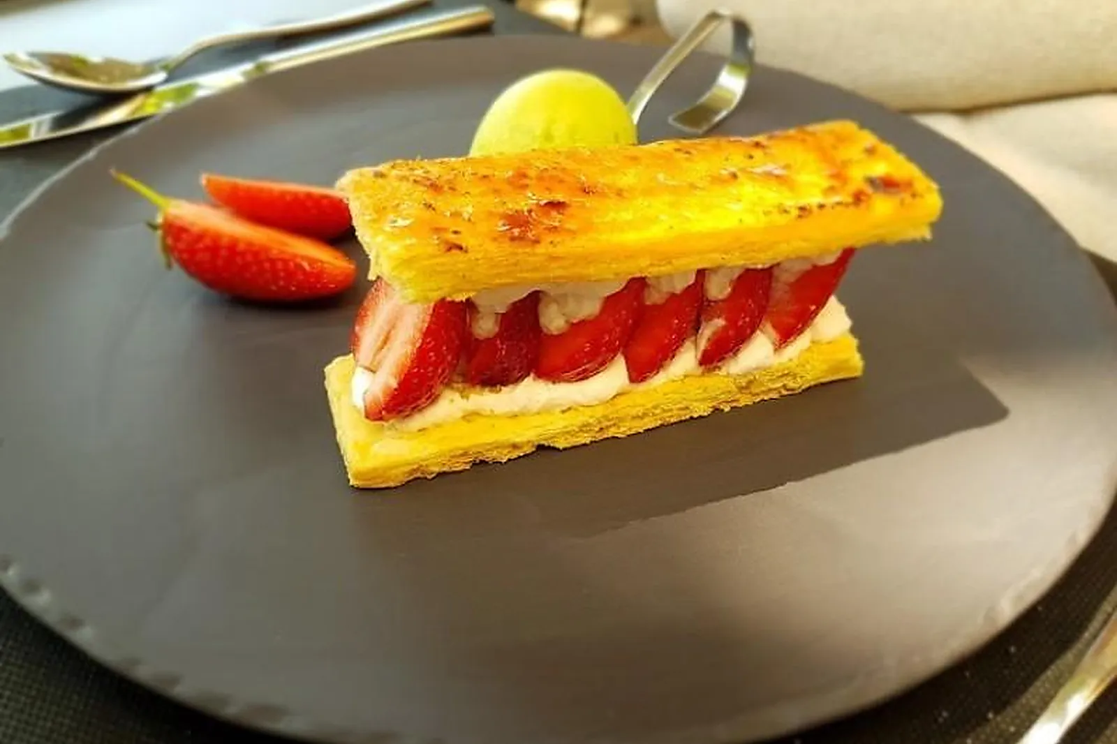 Cafés et Restaurants, RESTAURANTS - CAROMB (VAUCLUSE) : LE 6 À TABLE