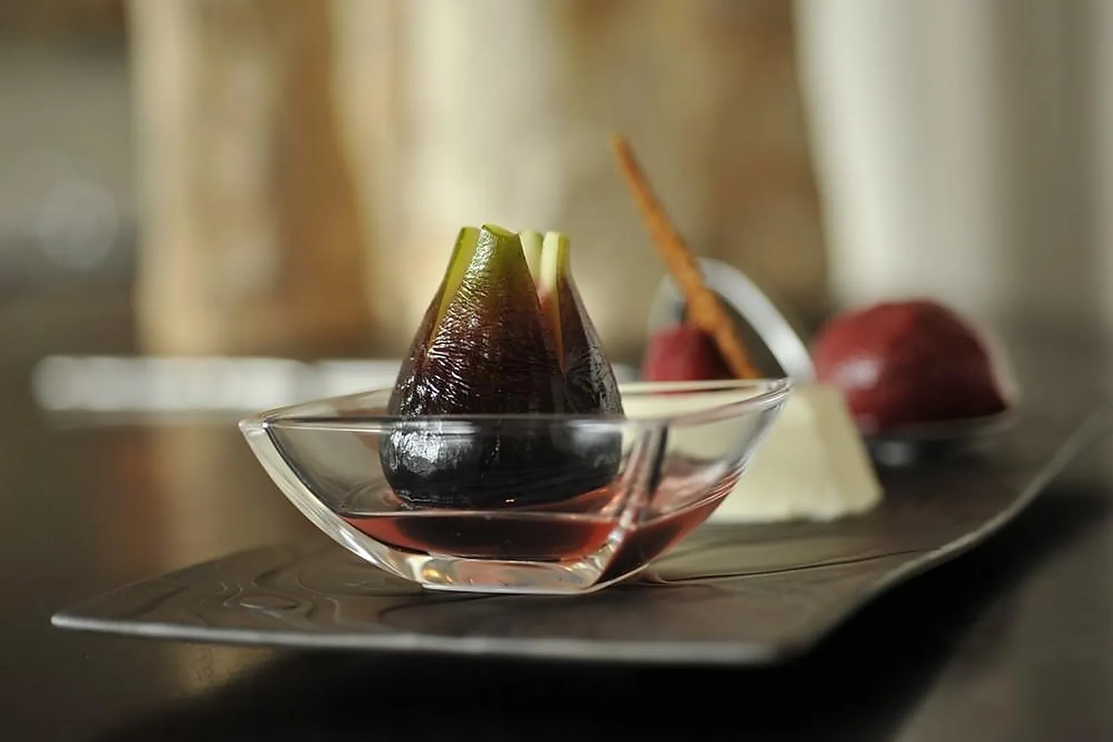 Cafés et Restaurants, RESTAURANTS - CAROMB (VAUCLUSE) : LE 6 À TABLE