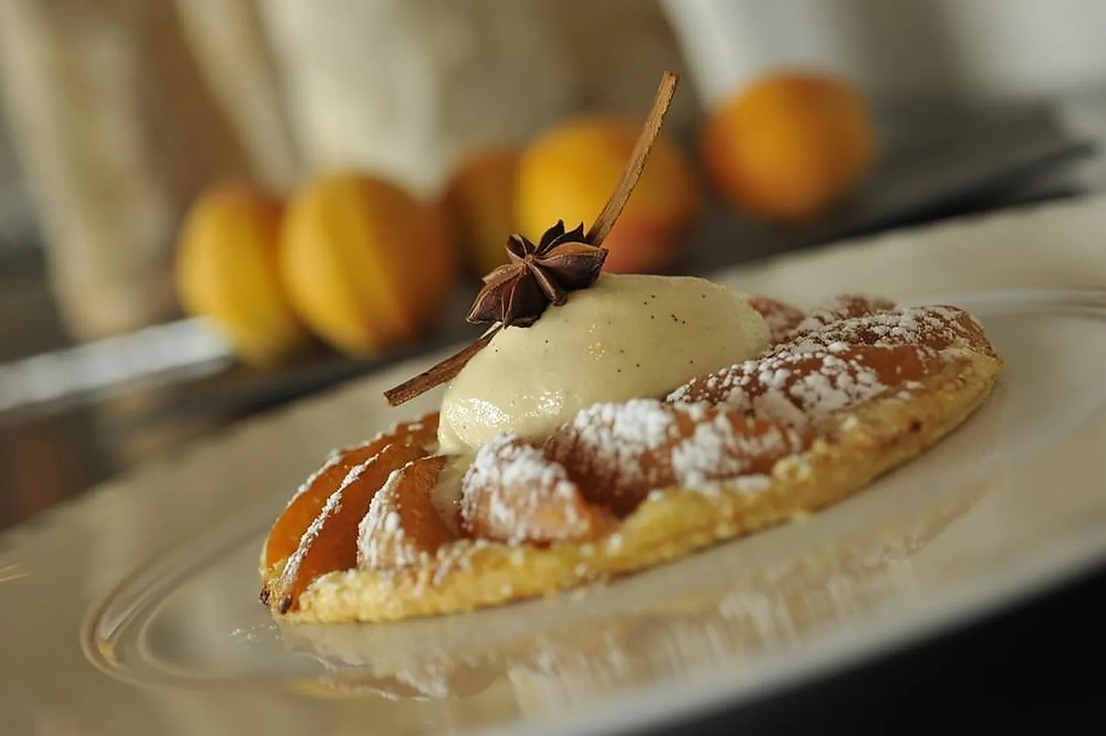 Cafés et Restaurants, RESTAURANTS - CAROMB (VAUCLUSE) : LE 6 À TABLE