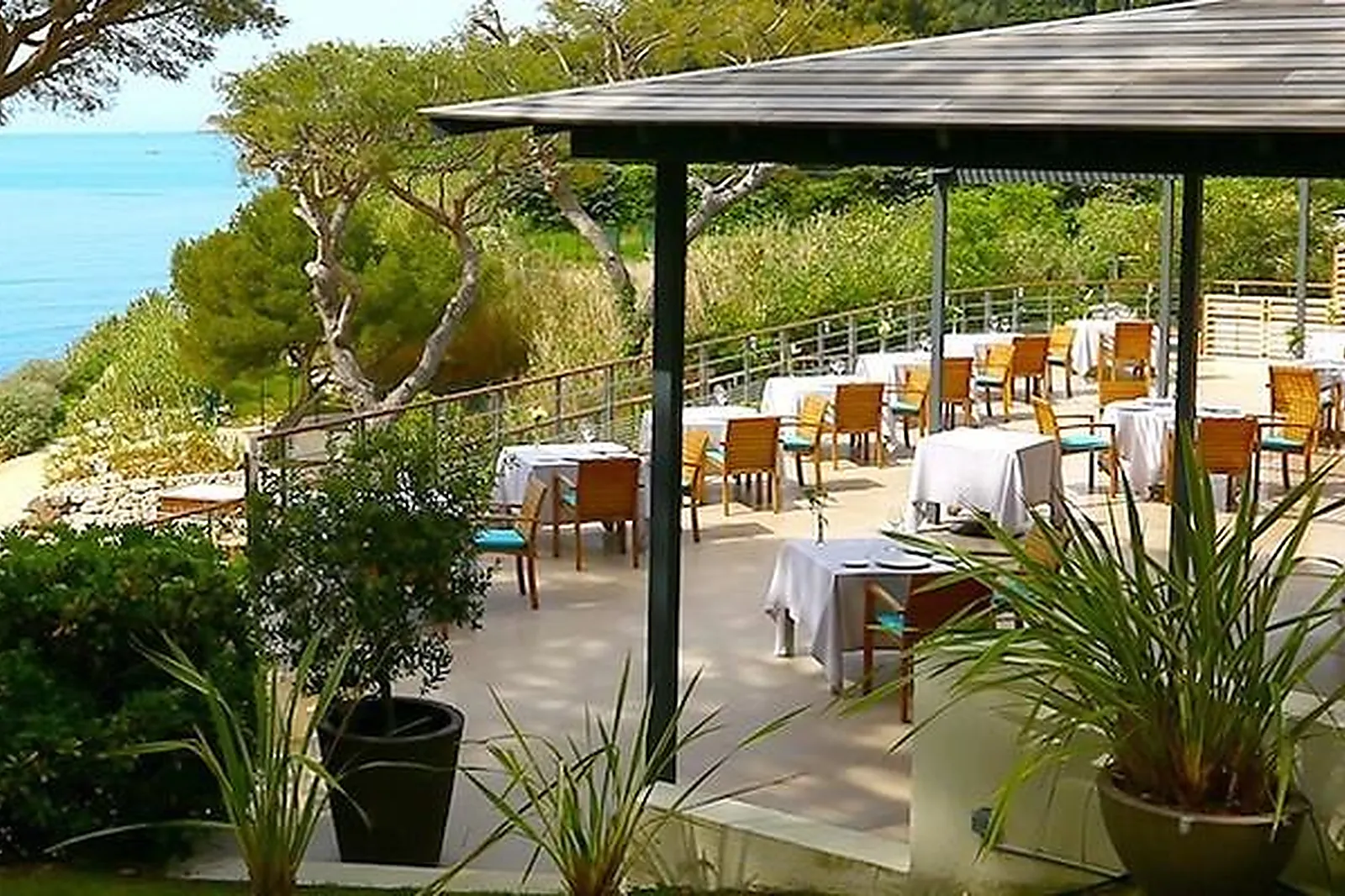 Cafés et Restaurants, RESTAURANTS - CASSIS (BOUCHES-DU-RHÔNE) : LA VILLA MADIE