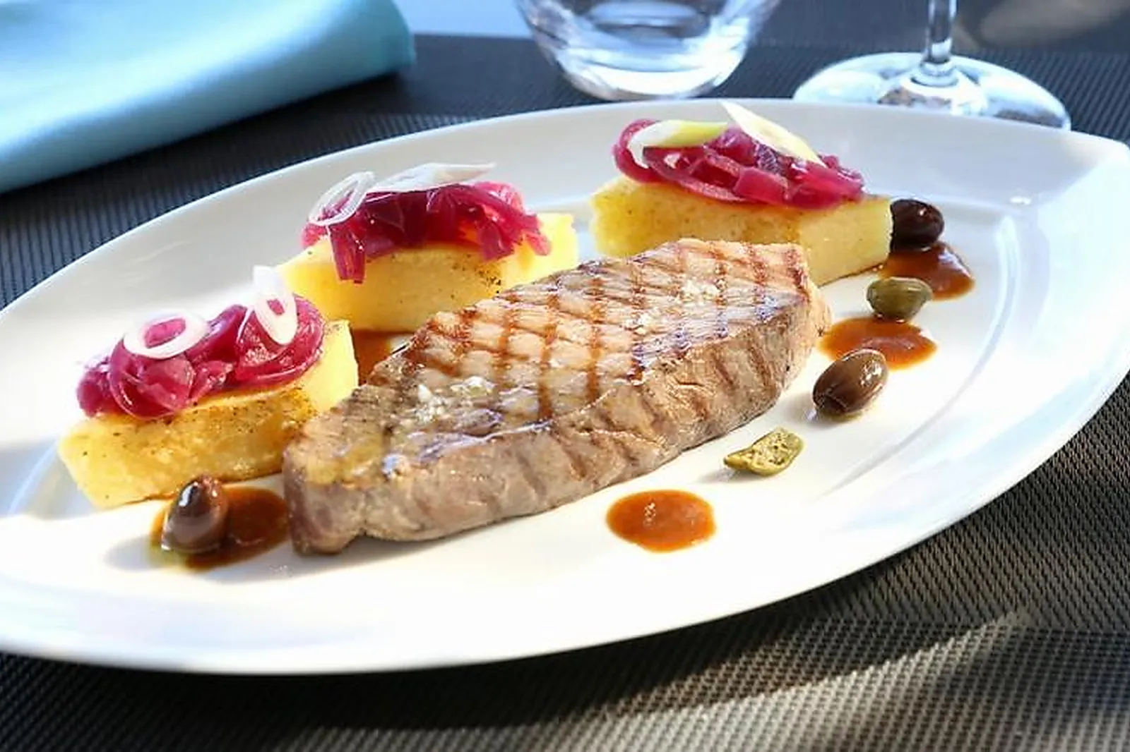 Cafés et Restaurants, RESTAURANTS - CASSIS (BOUCHES-DU-RHÔNE) : LA VILLA MADIE