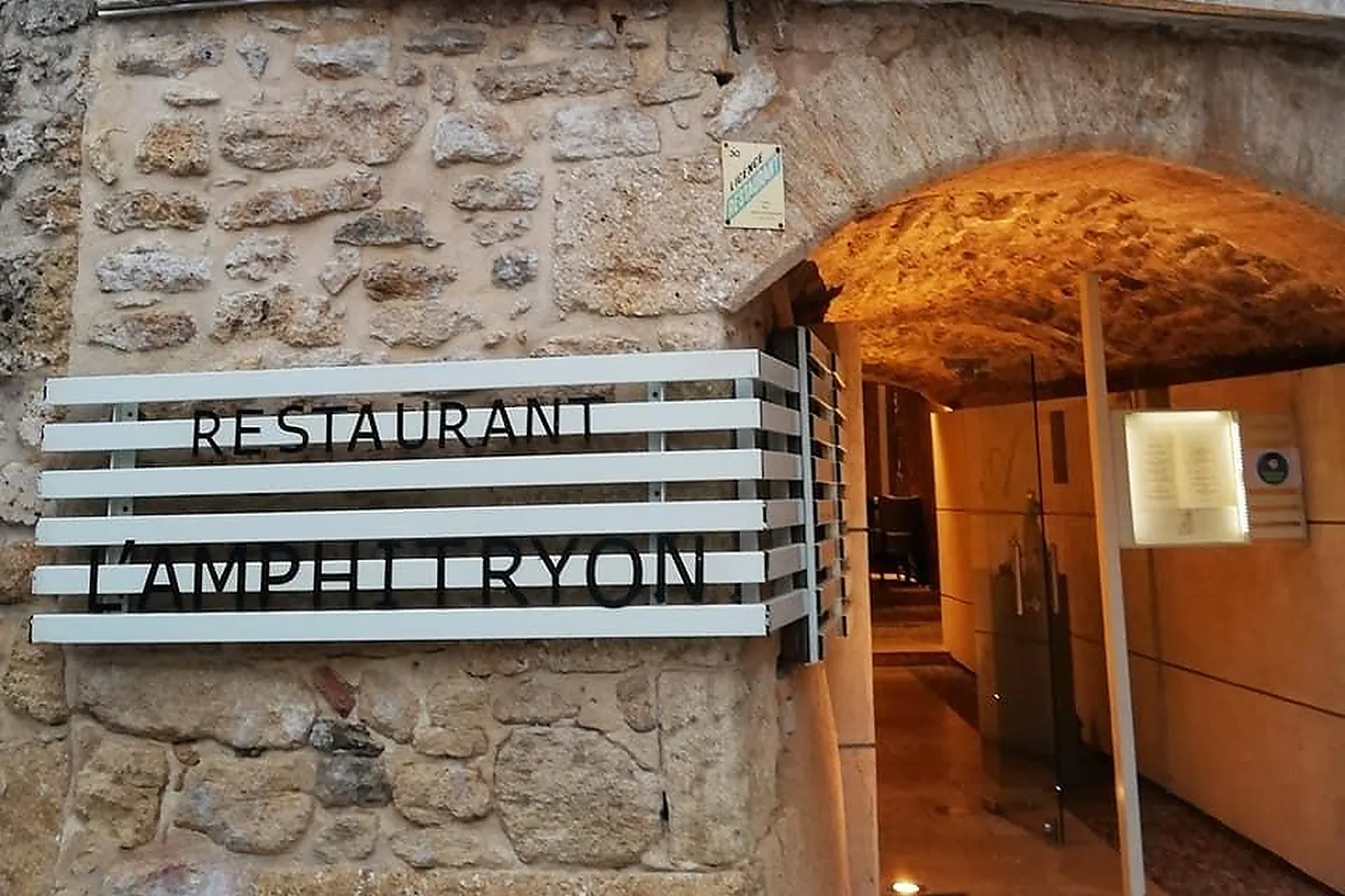 Cafés et Restaurants, RESTAURANTS - CASTILLON-DU-GARD (GARD) : RESTAURANT LL&RSQUO;AMPHITRYON