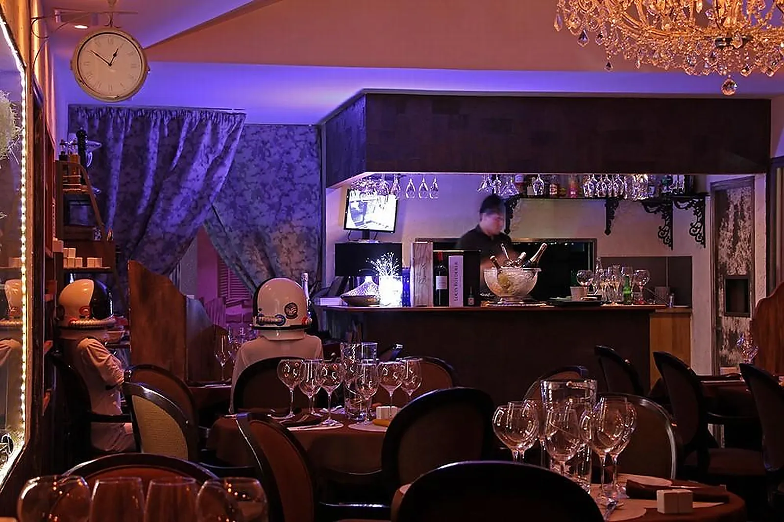 Cafés et Restaurants, RESTAURANTS - CERGY (VAL-DL&RSQUO;OISE) : RESTAURANT DANS LES ETOILES