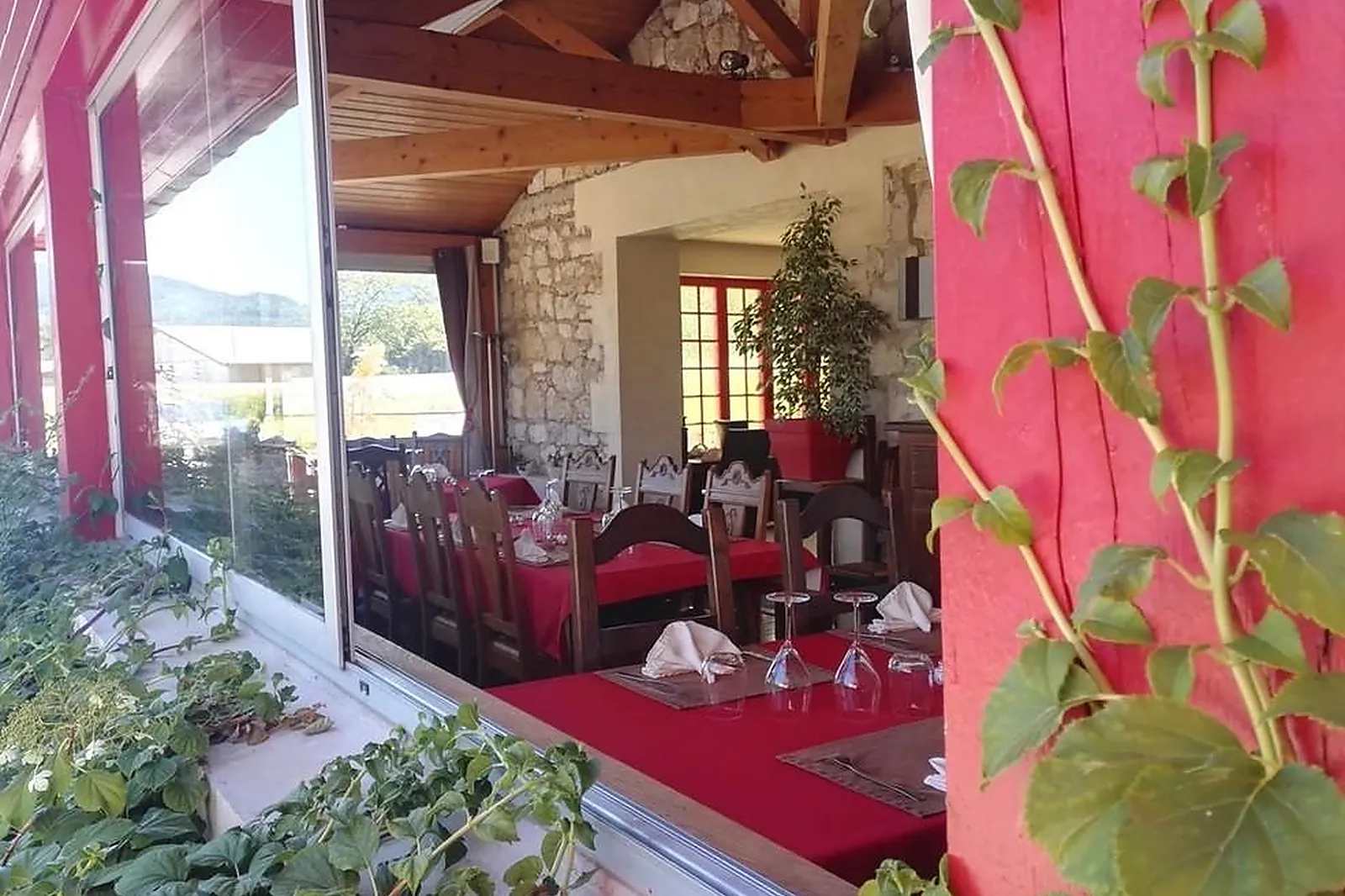 Cafés et Restaurants, RESTAURANTS - CHARCHILLA (JURA) : AUBERGE JURASSIENNE