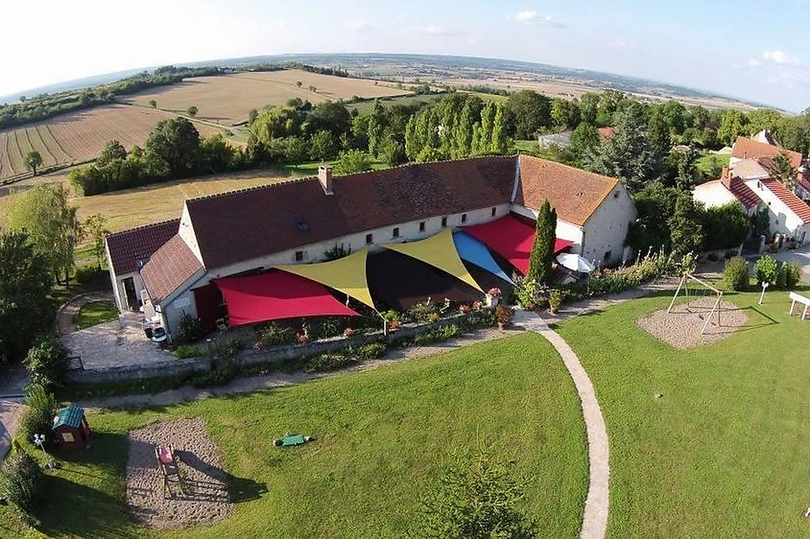 Cafés et Restaurants, RESTAURANTS - CHARROUX (ALLIER) : LA FERME SAINT SÉBASTIEN