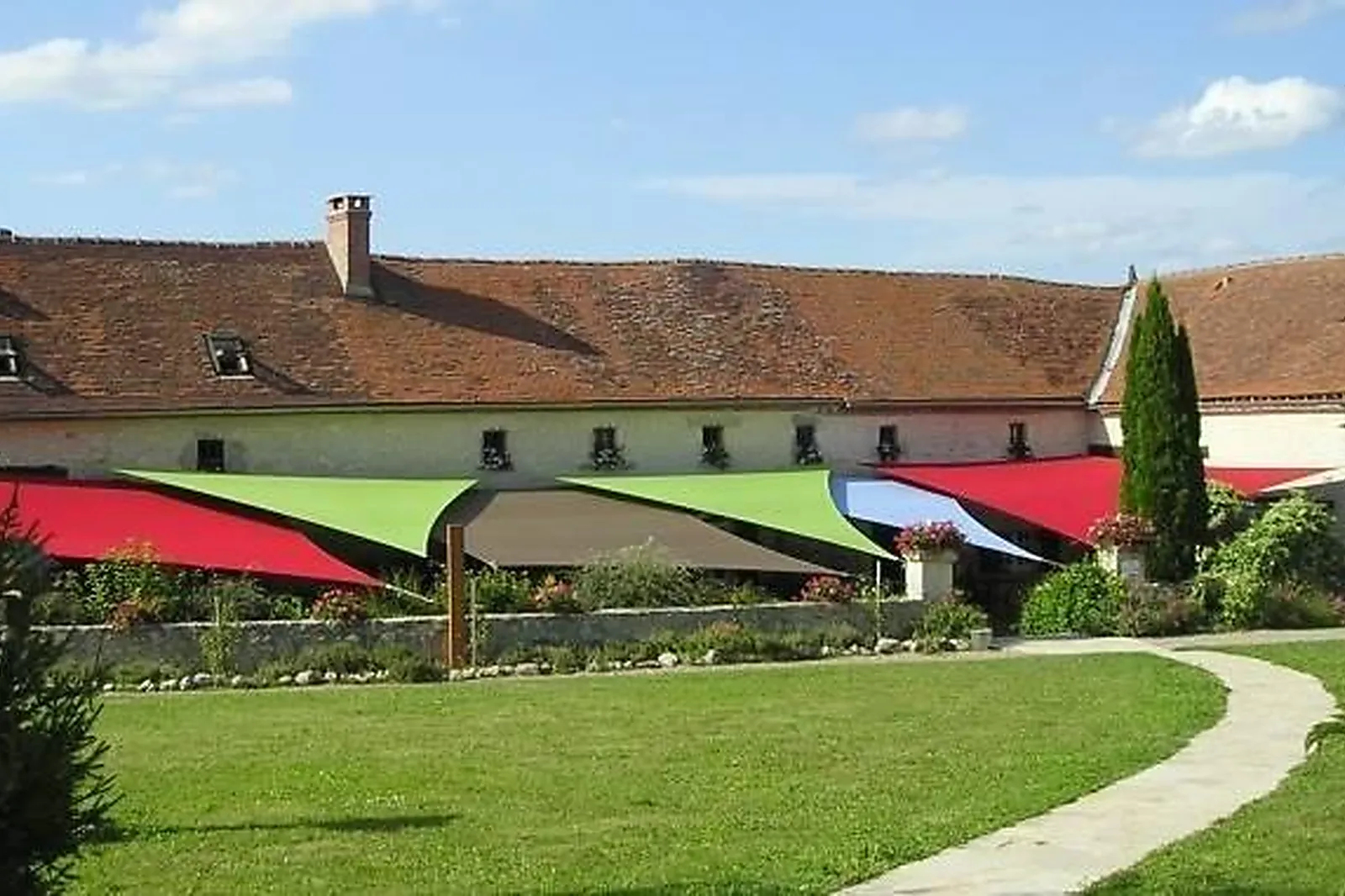 Cafés et Restaurants, RESTAURANTS - CHARROUX (ALLIER) : LA FERME SAINT SÉBASTIEN