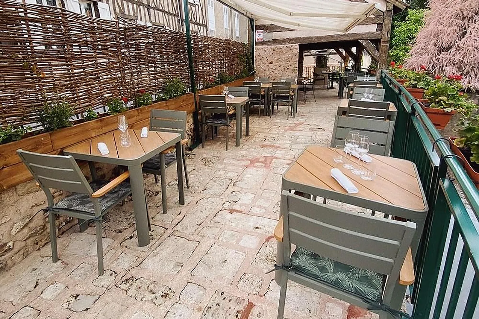 Cafés et Restaurants, RESTAURANTS - CHARTRES (EURE-ET-LOIR) : LE MOULIN DE PONCEAU