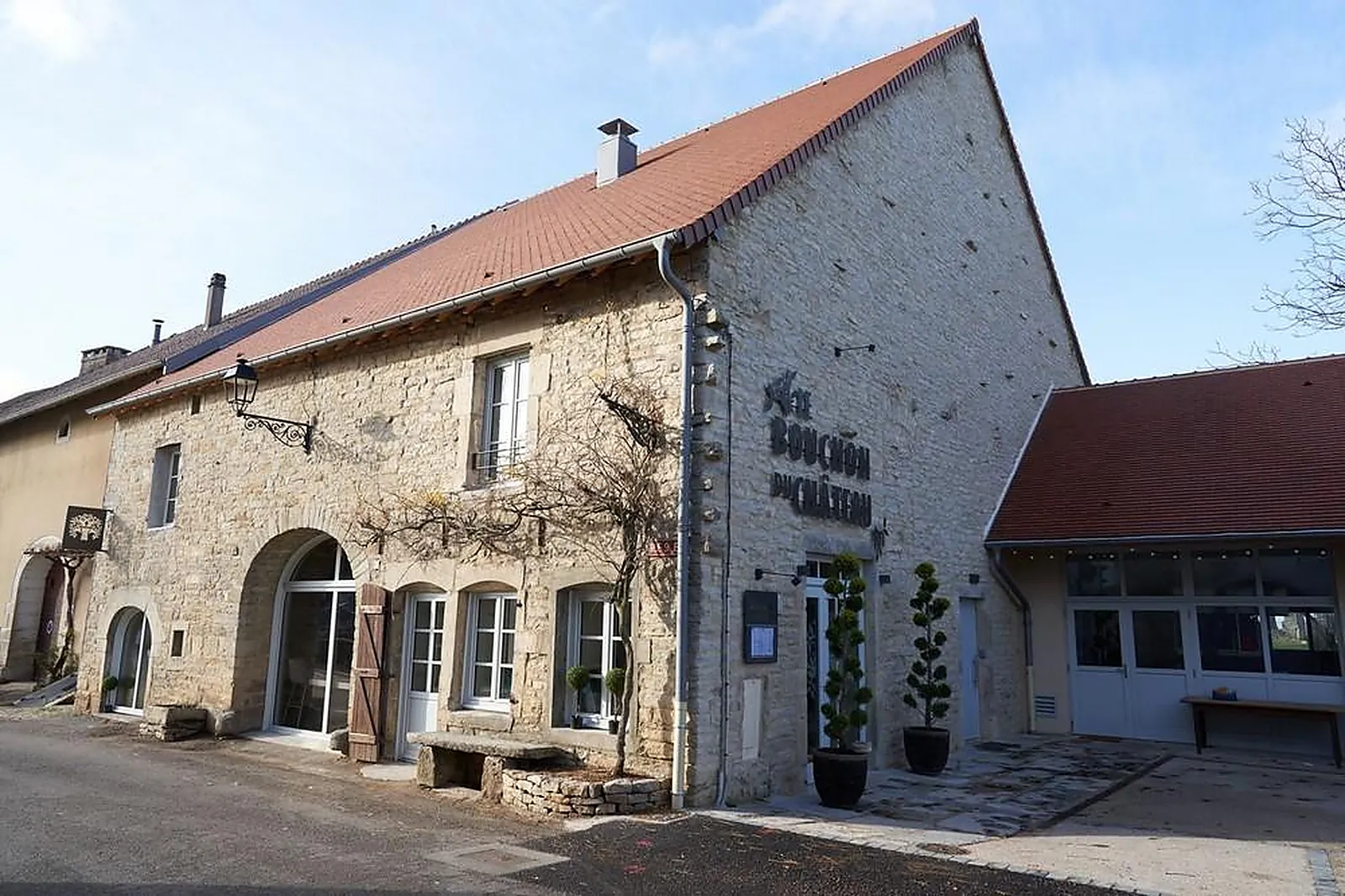 Cafés et Restaurants, RESTAURANTS - CHATEAU-CHALON (JURA) : LE BOUCHON DU CHÂTEAU
