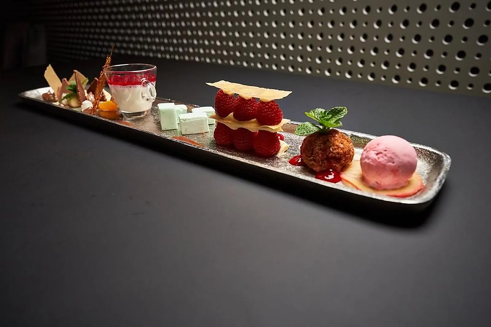 Cafés et Restaurants, RESTAURANTS - CHATEAU-CHALON (JURA) : LE BOUCHON DU CHÂTEAU