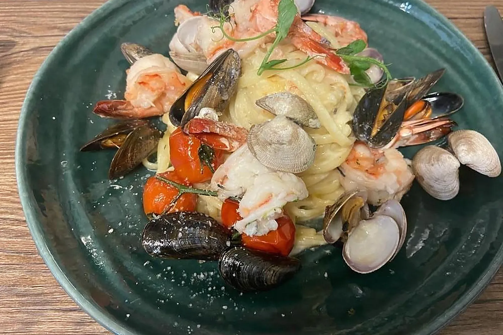 Cafés et Restaurants, RESTAURANTS - CLICHY (HAUTS-DE-SEINE) : LA BONNE TABLE