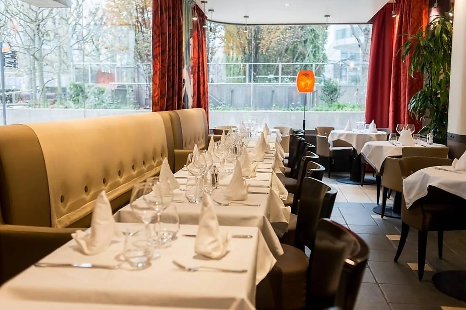 Cafés et Restaurants, RESTAURANTS - COURBEVOIE (HAUTS-DE-SEINE) : LE MOND