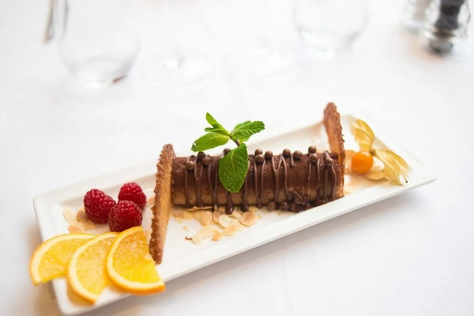 Cafés et Restaurants, RESTAURANTS - COURBEVOIE (HAUTS-DE-SEINE) : LE MOND