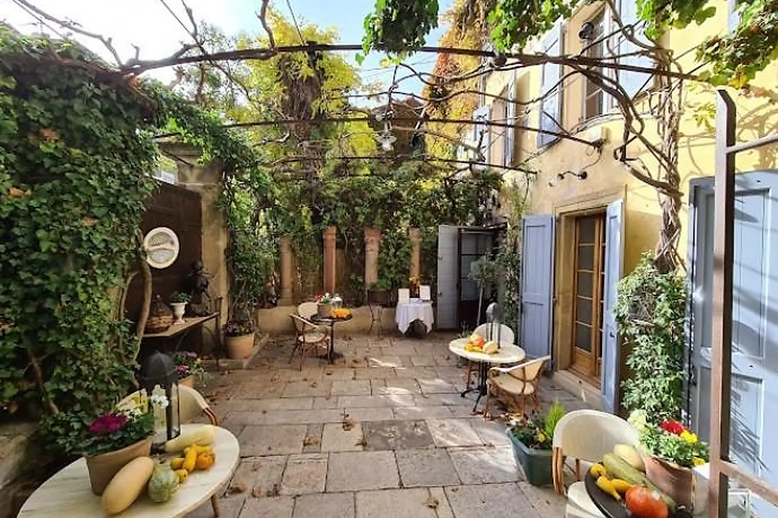 Cafés et Restaurants, RESTAURANTS - CUCURON (VAUCLUSE) : LA PETITE MAISON DE CUCURON