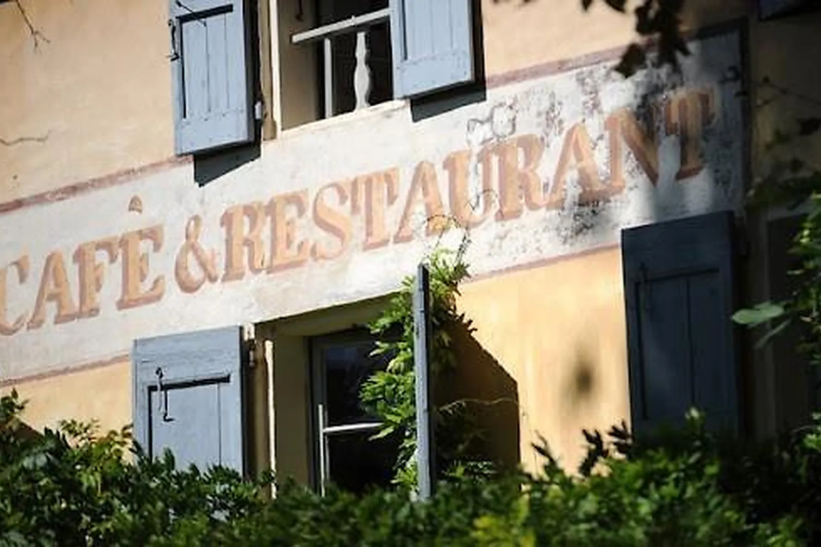 Cafés et Restaurants, RESTAURANTS - CUCURON (VAUCLUSE) : LA PETITE MAISON DE CUCURON