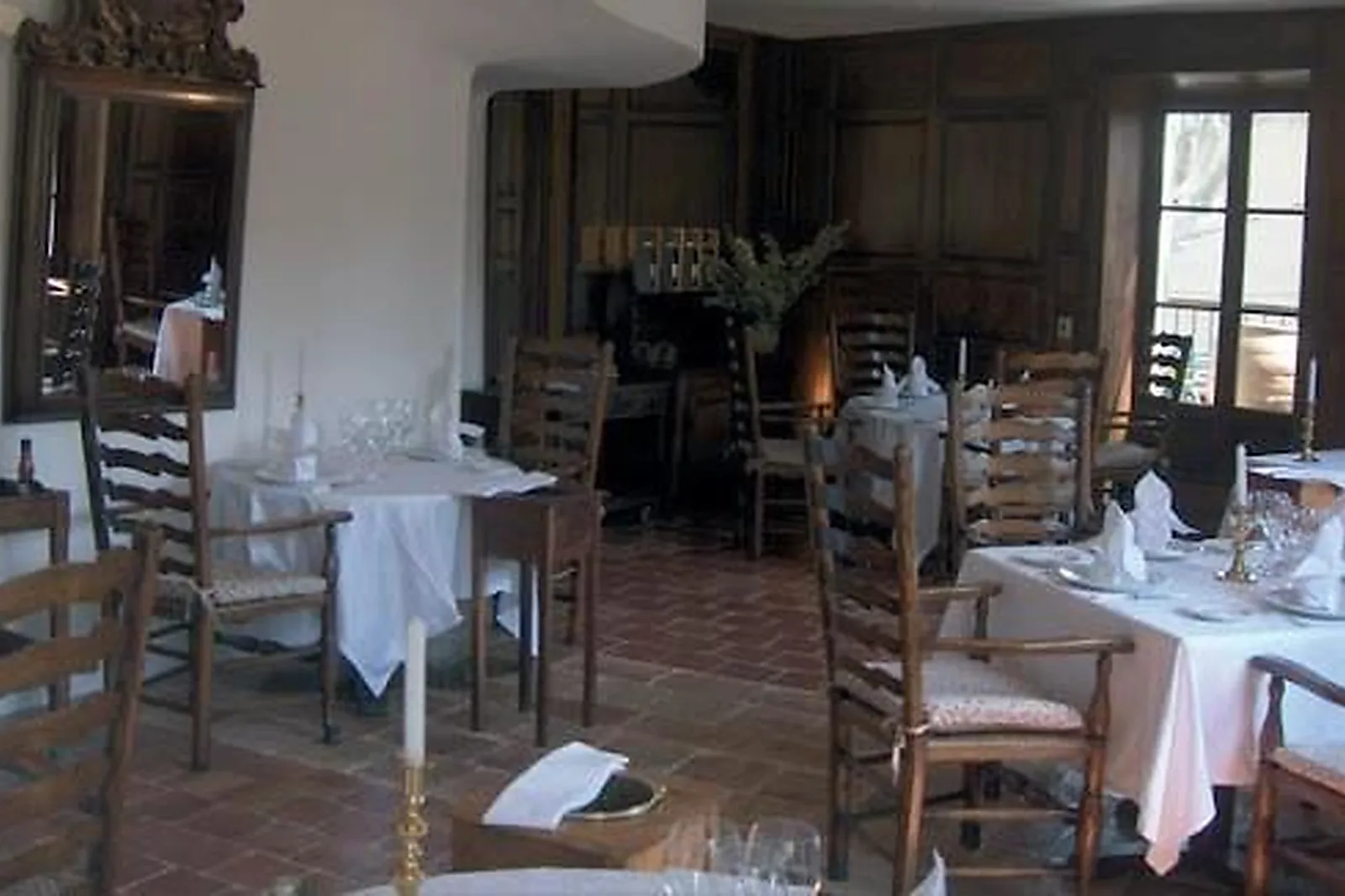 Cafés et Restaurants, RESTAURANTS - CUCURON (VAUCLUSE) : LA PETITE MAISON DE CUCURON