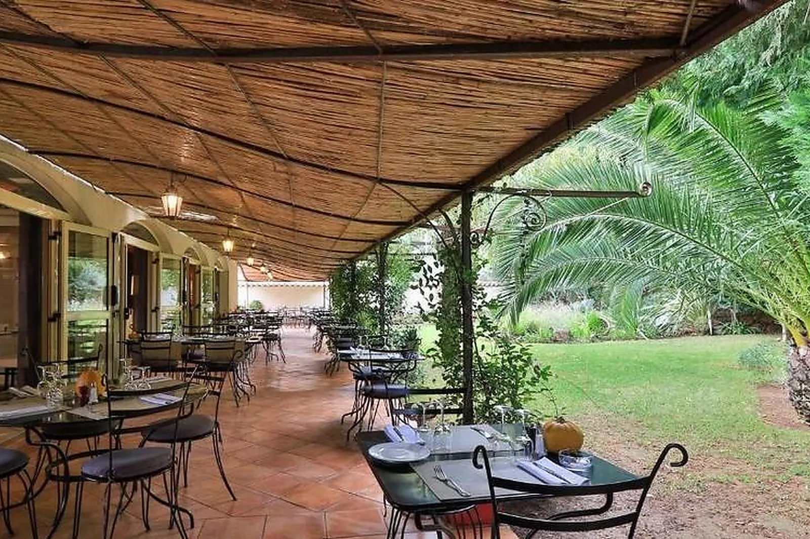 Cafés et Restaurants, RESTAURANTS - CUERS (VAR) : LE VERGER DES KOUROS