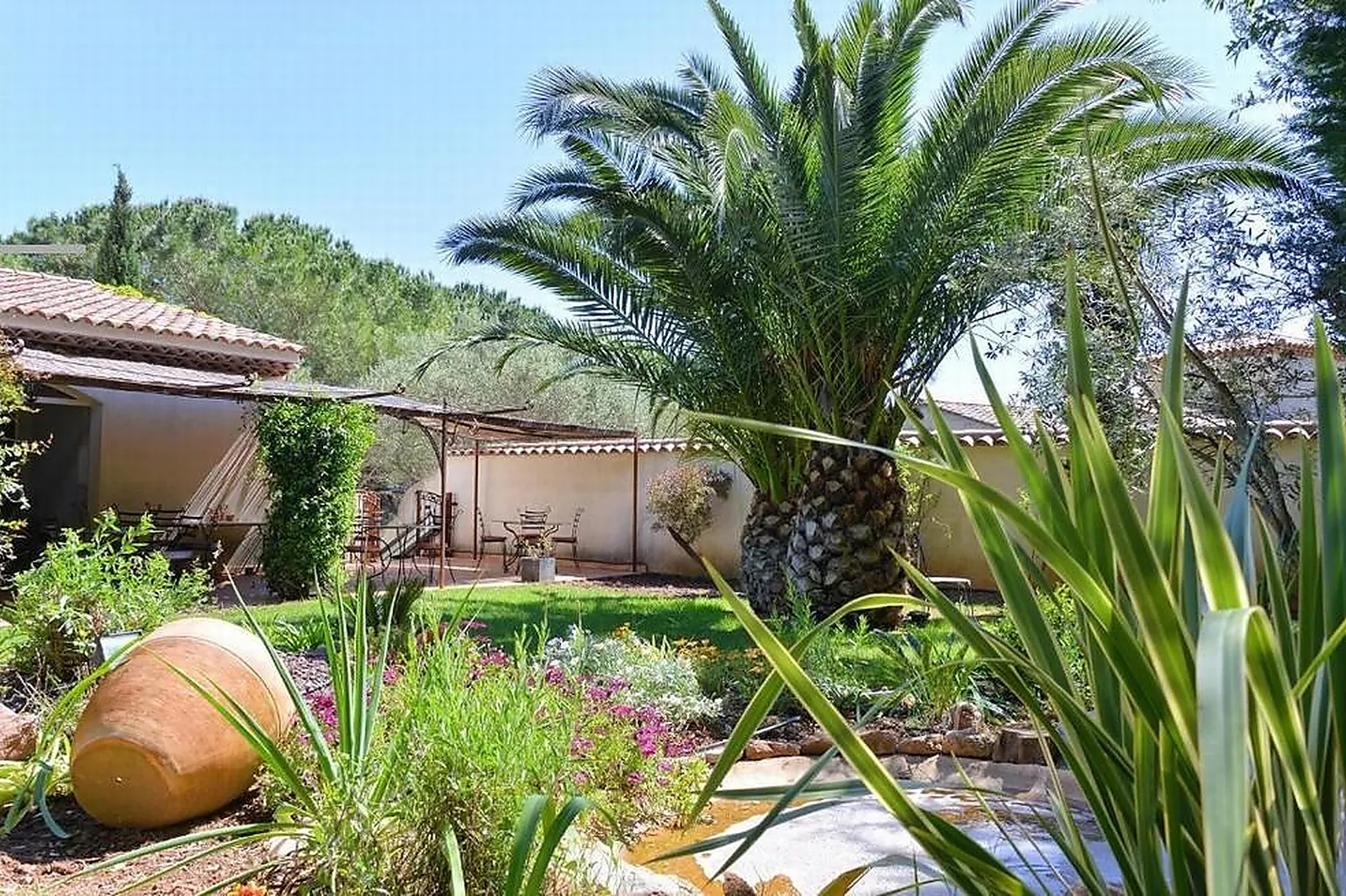 Cafés et Restaurants, RESTAURANTS - CUERS (VAR) : LE VERGER DES KOUROS