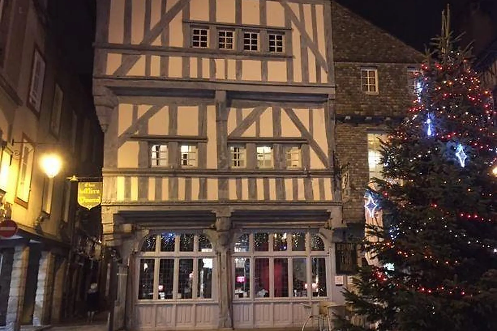 Cafés et Restaurants, RESTAURANTS - DINAN (CÔTES-DL&RSQUO;ARMOR) : CHEZ LA MÈRE POURCEL