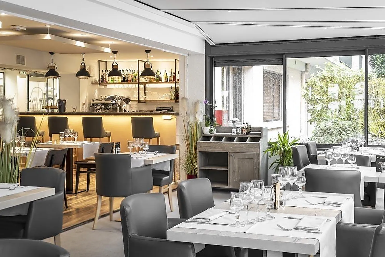 Cafés et Restaurants, RESTAURANTS - DIVONNE-LES-BAINS (AIN) : LA SUITE RESTAURANT