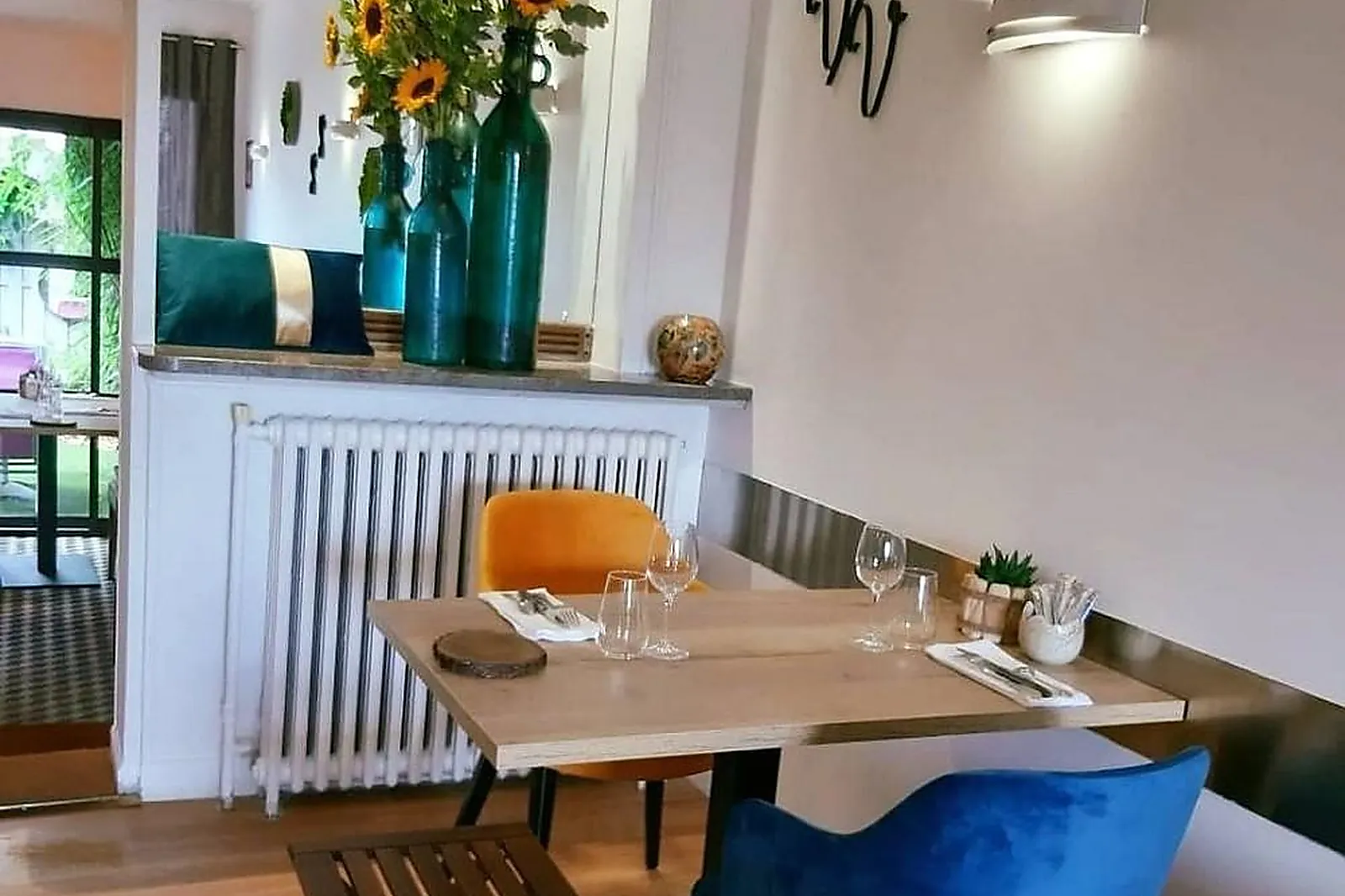 Cafés et Restaurants, RESTAURANTS - ERMONT (VAL-DL&RSQUO;OISE) : AU VIN SUR VIN