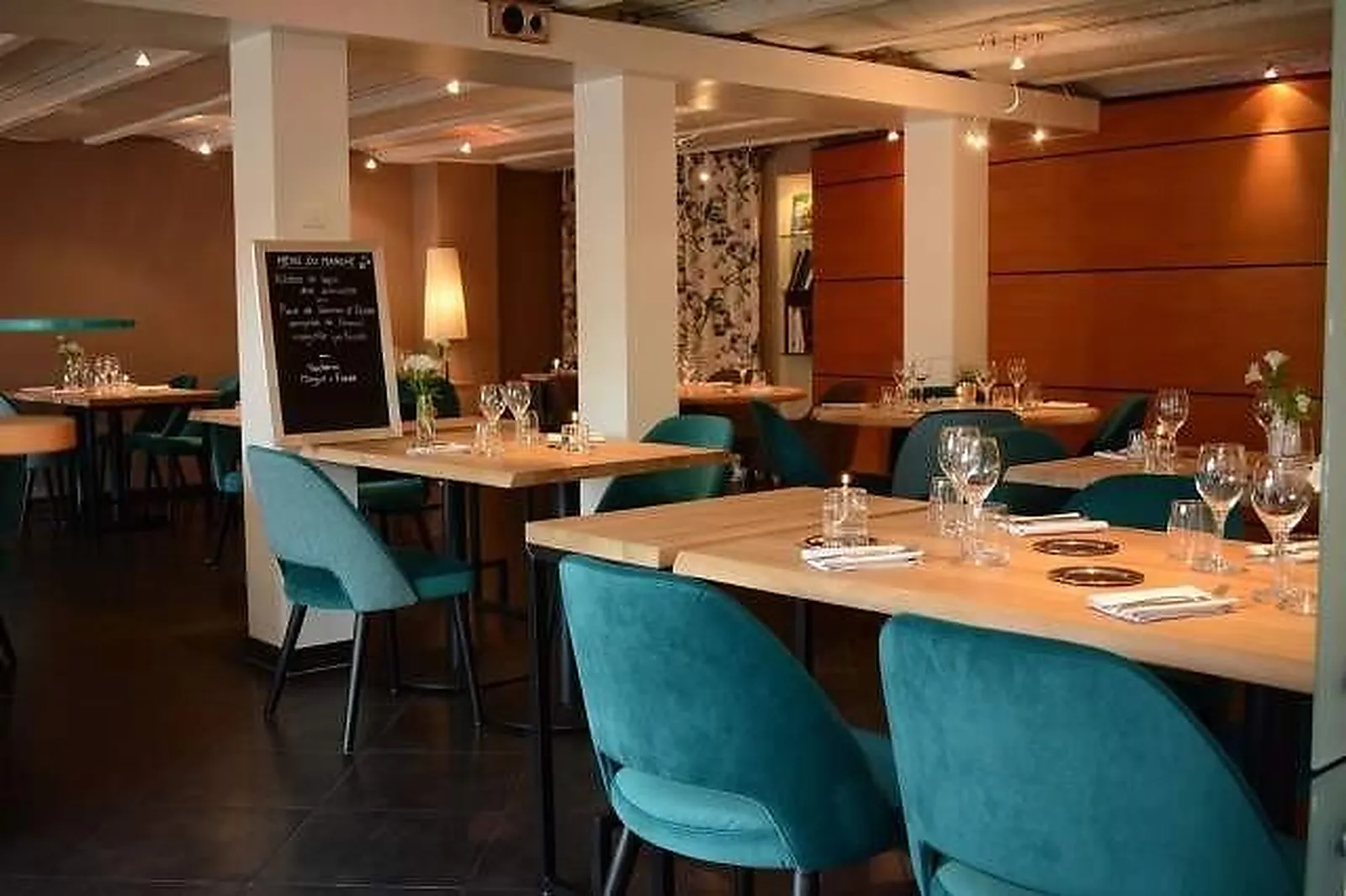 Cafés et Restaurants, RESTAURANTS - ETUPES (DOUBS) : AU FIL DES SAISONS