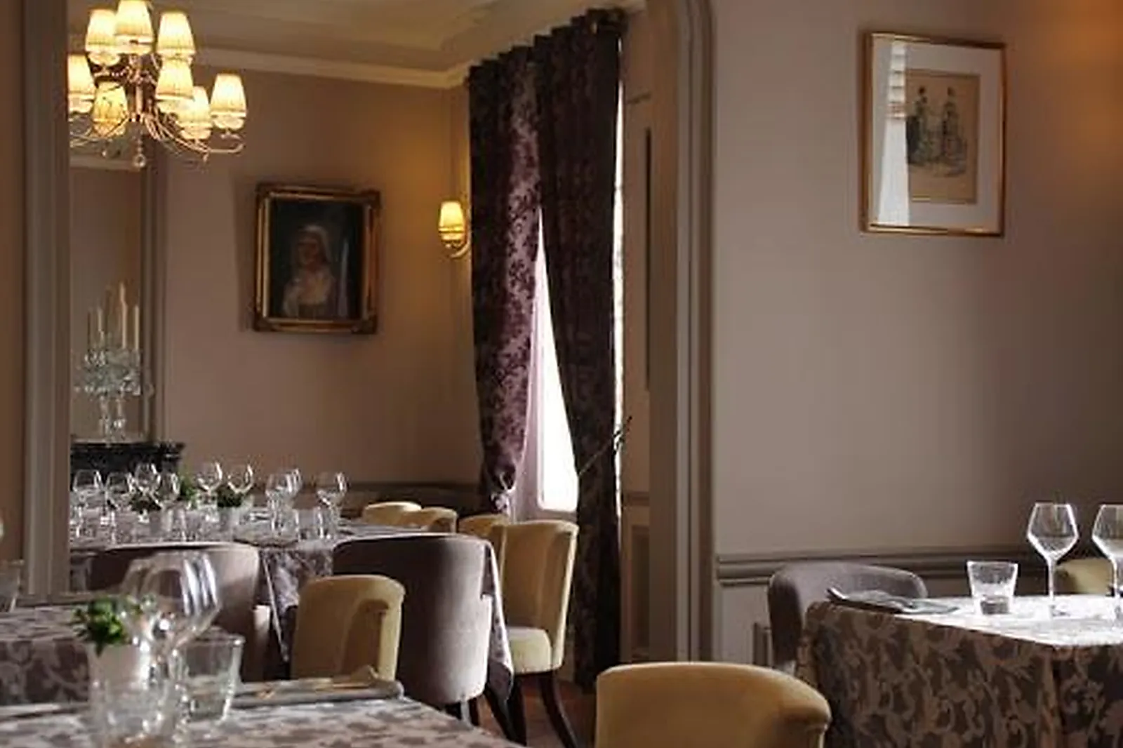 Cafés et Restaurants, RESTAURANTS - FONTAINEBLEAU (SEINE-ET-MARNE) : LE PATTON