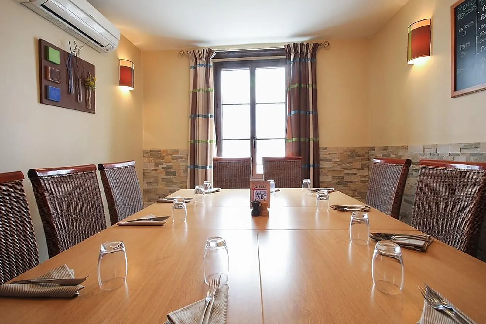 Cafés et Restaurants, RESTAURANTS - GENNEVILLIERS (HAUTS-DE-SEINE) : LL&RSQUO;AMBASSADE DES TERROIRS